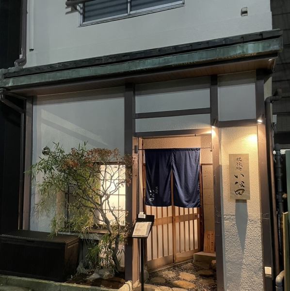 [Higobashi Inada◆] Good location, about 1 minute walk from Exit 8 of Higobashi Station on the Osaka Metro Yotsubashi Line.Please use it for lunch or for various other occasions.The interior of the restaurant, with indirect lighting and wood as the main theme, creates a calm atmosphere.