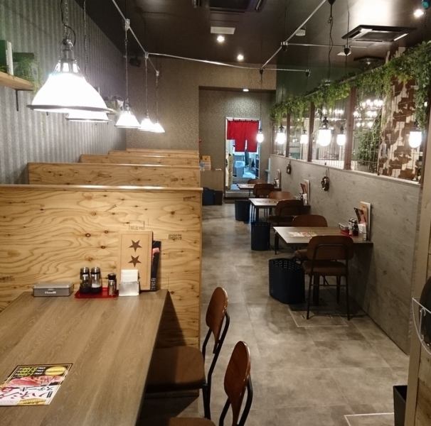 The restaurant has a calm and modern atmosphere.There are spacious table seats and counter seats, so it's a popular place to relax while dining, whether you're with your family or by yourself.