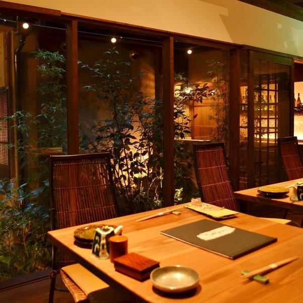 The table seats overlooking the garden have plenty of openness! Private rooms are also available for 8 to 10 people.