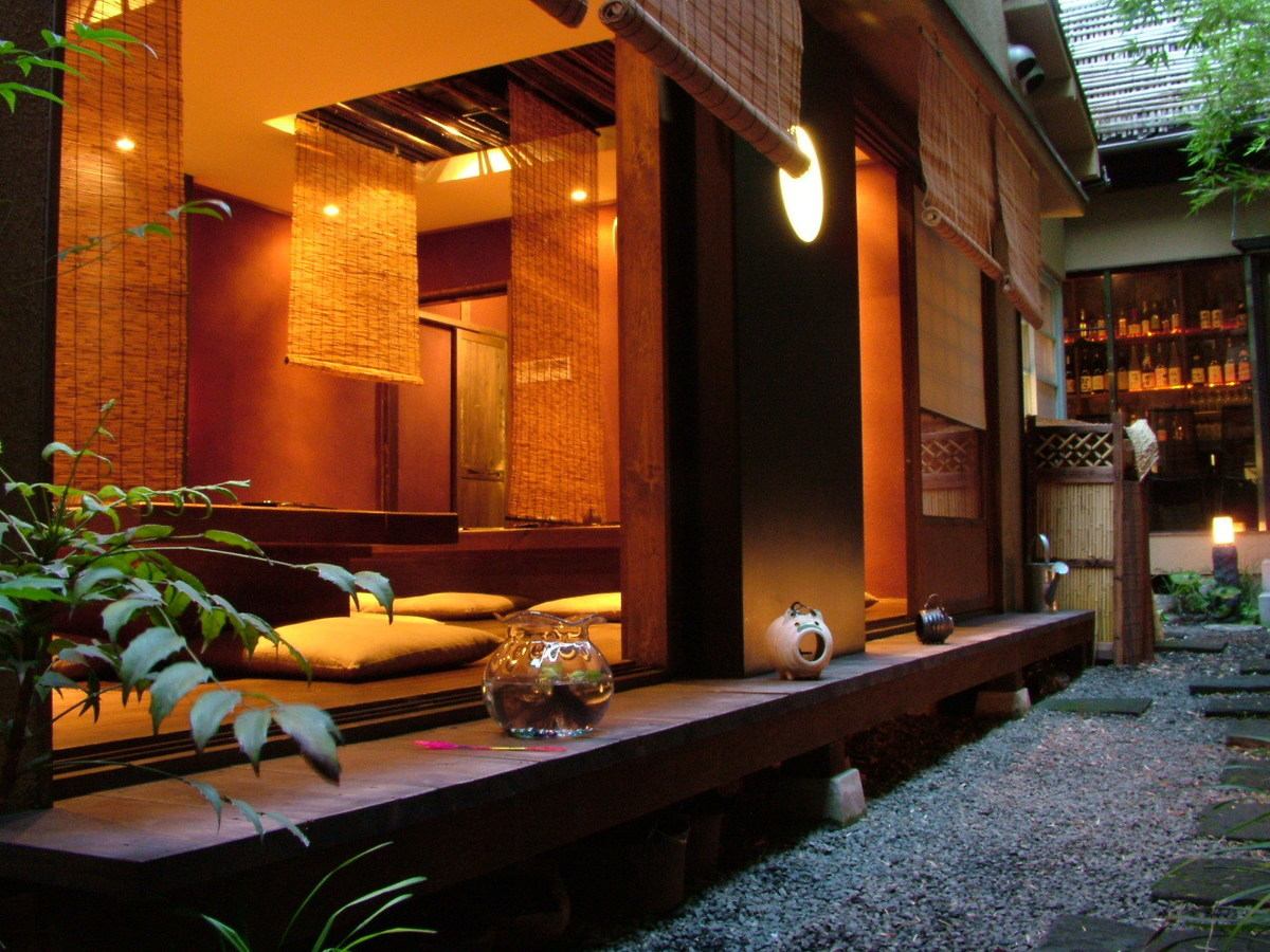 Spend time flowing slowly in a space full of the atmosphere of cobblestones and bamboo