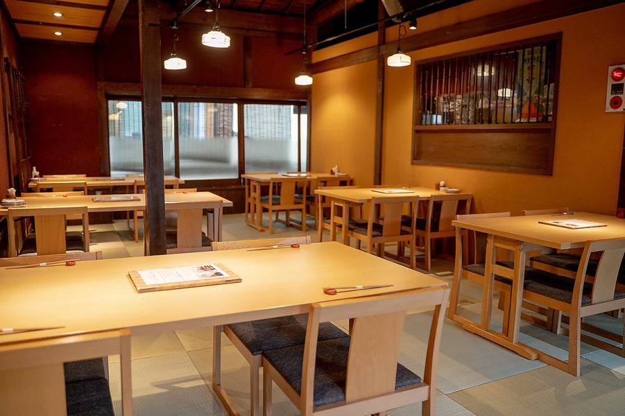 After climbing the slightly steep staircase that is characteristic of an old Japanese house, you will come to a large tatami room that can be used as a banquet hall.Banquets can be held for up to 40 people.