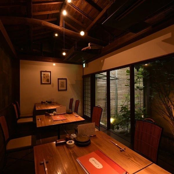 当店の庭が見える特等席で、昼間は温かな日が差し込み、夜はライトアップされ風情漂う庭園が目の前に。デートやランチのご利用に限らず、お席を繋げて、各種ご宴会にもご利用いただけます。