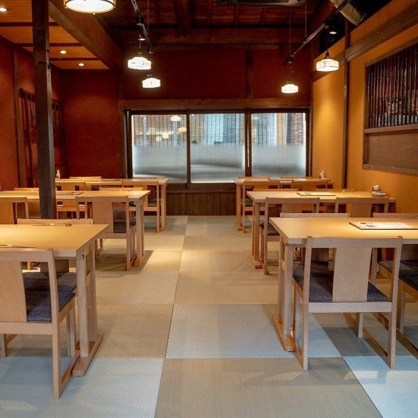 高座椅子タイプのテーブル席。1卓4名様でご利用いただけるお席で、ゆとりのある空間が特徴的です。観光のお食事や、会社宴会、県外の方をおもてなしするシーンにぴったりです。