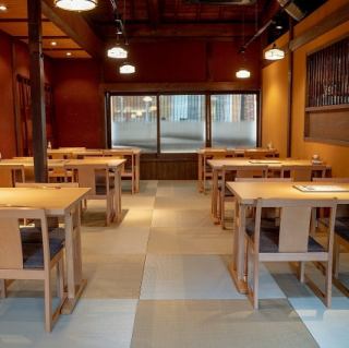 貸切・40名様まで】店内2階のお席を貸し切ることで、40名様前後のお集まりに対応可能です。高座椅子のお席なので、ゆったり足を伸ばしてお食事をお楽しみいただけます。会社のご宴会や、お祝いなどのご利用にもぴったりの開放的な空間ですので、ぜひお気軽にお問い合わせください。