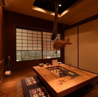 【座敷完全個室・3卓※12名様まで】接待などのビジネス利用・お子様連れも◎囲炉裏を完備した古民家風の座敷。古民家風の雰囲気のある店内。お席に囲炉裏が完備されており、ご注文いただいたメニューを囲炉裏で炙ることも可能です。※お席に限りがございます。ご了承ください。