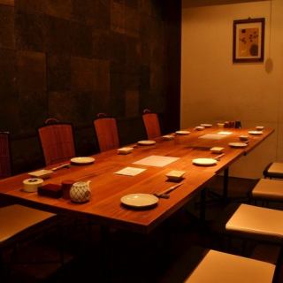 8~10명 이용의 경우 1층에 있는 테이블석을 반 개인실로 이용하실 수 있습니다.문은 없지만 다른 고객이 통과 할 수 없습니다.