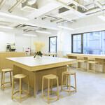 ナチュラルウッドを基調とした心地よいデザインの店内は、木の温もりに包まれたリラックスできる空間です。清潔感が溢れる明るい雰囲気が漂い、本町エリアでのランチをごゆっくりとお楽しみいただけます。広々としており開放感もございますので、日常の喧騒を忘れさせてくれるような穏やかな時間をお過ごしいただけます♪