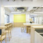 11時から15時はランチ営業を行っております。カップルでのご利用に最適なカウンター席や、仲良し女子同士でのランチにもぴったりなテーブル席をご用意。シーンに合わせて使い分けができる開放的な空間で、こだわりのパスタセットをお楽しみください。明るい光が差し込む店内で、素敵な午後のひとときをお過ごしください◎