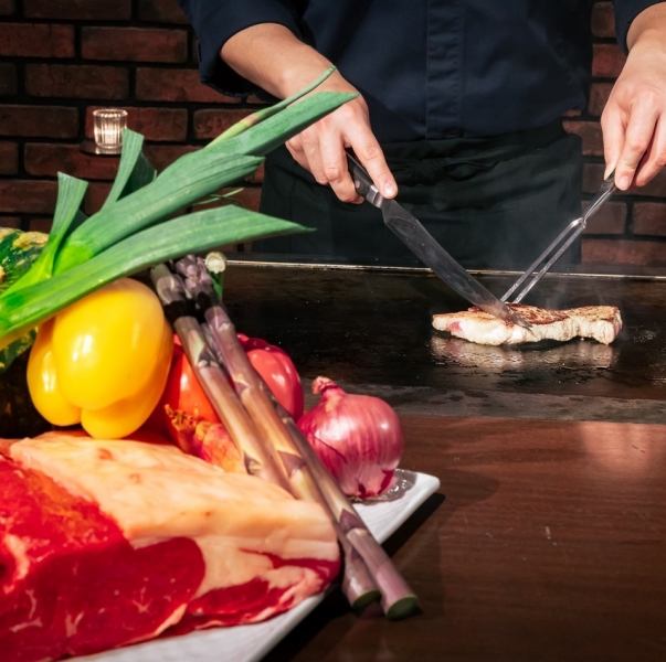 目の前で迫力満点の調理が楽しめるLIVE KITCHEN