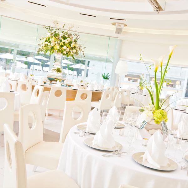 ランチタイムは自然光が降り注ぐさわやかな空間で、寛ぎのひと時を。