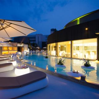 ディナータイムはライトアップされたガーデンが幻想的な雰囲気を演出します。