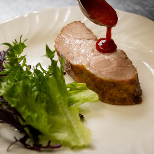 目の前で切り分けるローストポークをオリジナルソースで