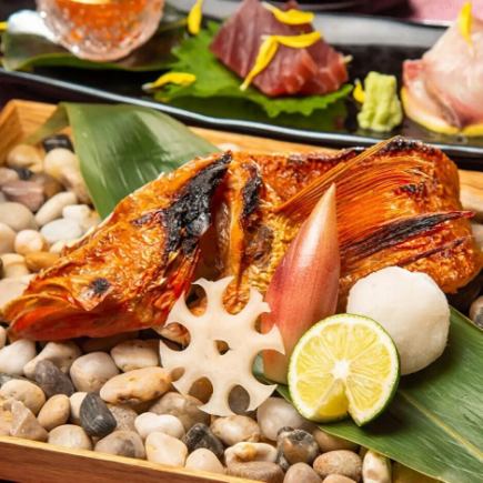 【含2.5小时畅饮】“苍月”套餐包含粗盐烤北海道近畿全鱼、天妇罗、新鲜捕捞的鱼和牛舌关东煮，售价8000日元。