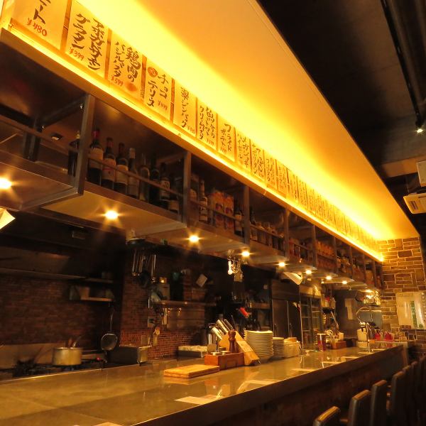 [Counter seats that you can easily use] You can enjoy the live feeling in front of you and enjoy talking with the staff.It's spacious, so it's recommended for girls-only gatherings and dates for 2 to 3 people!