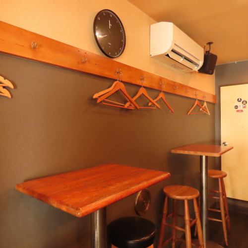 <p>広々としたテーブル席は、大人数での宴会に理想的◎座席同士に十分な間隔を確保し、プライベート感を保ちながら会話が楽しめます♪木目を基調にした温かみのある内装で、落ち着きと賑やかさが両立しています!この快適な空間なら、仕事仲間や友人同士の集まりでもストレスなく長時間楽しい時間を過ごせます。</p>