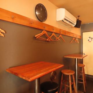 落ち着いた和の情緒が漂うテーブル席は、大切な方との会話をゆっくりと愉しめるプライベート空間です。洗練された雰囲気の中で、揚げたての串揚げを囲みながら過ごす時間は格別。グループでの会食や記念日、接待にも最適です。周りを気にせず、心ゆくまで「万雷」のこだわりと旬の味覚を堪能するひとときを。