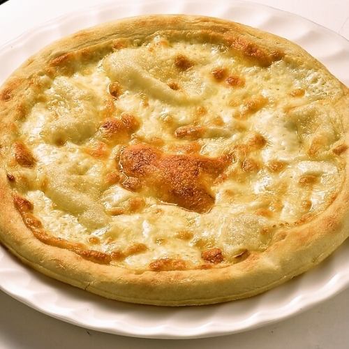 『北海道産チーズ』5種のチーズピザ（はちみつ添え）