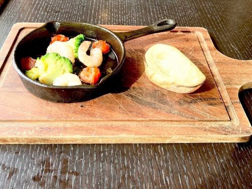 エビとブロッコリーのアヒージョ　バゲット添え