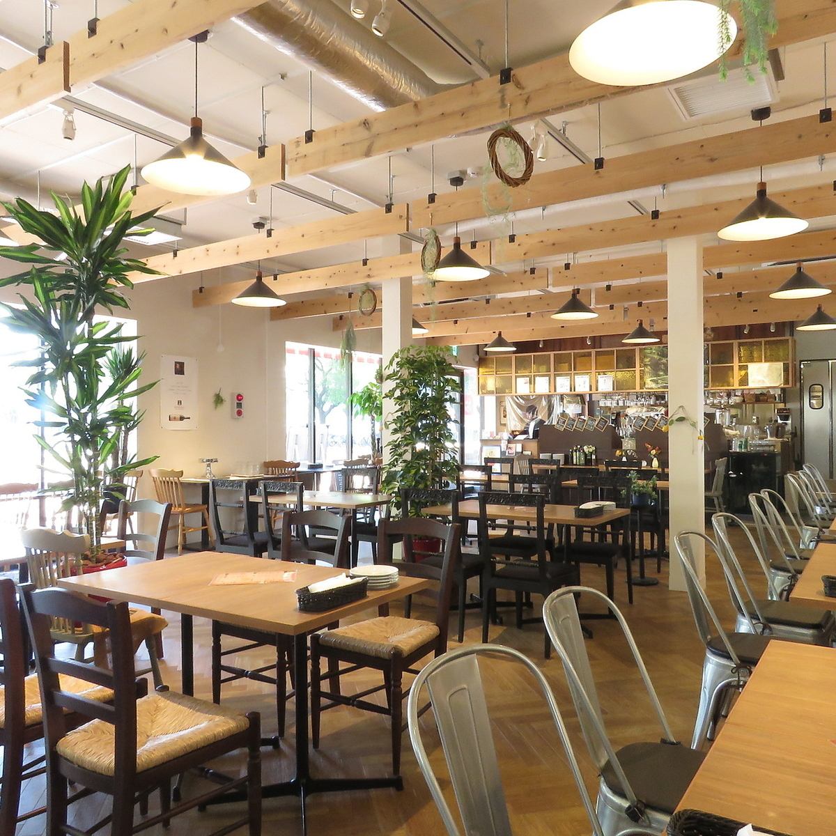 나뭇결의 상냥한 감촉이 특징의 세련된 점내♪