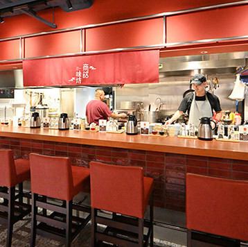 本場中国の雰囲気が漂う店内！目の前で繰り広げられる調理風景を楽しむことができるカウンター席は、ライブ感溢れる特等席。活気あふれる当店へぜひお越しください！人気のカウンター席は横並びに座れるのでデートにもピッタリです◎大切な方々と共に至福のひと時をお楽しみください。ご来店お待ちしております。