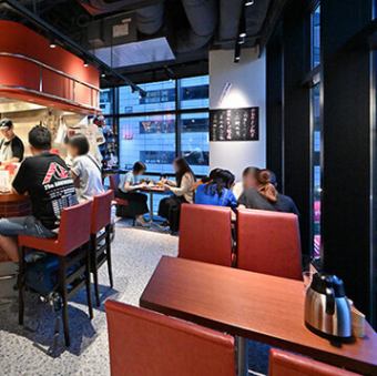 広々とお使いいただけるテーブル席◎店内は大きな窓によって開放的な印象が感じられ、椅子や壁など随所にあしらわれた赤色からは本場中国の雰囲気が漂います。当店のお料理で楽しいひとときの演出をお手伝いします！カジュアルにご利用頂けるテーブル席♪大切な方々と共に至福のひと時をお楽しみください。