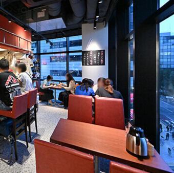 本場中国の雰囲気が漂う店内！デートからご接待、各種宴会など幅広くご利用ください。大切な方々と共に至福のひと時をお楽しみください。ご来店お待ちしております。目の前で繰り広げられる調理風景を楽しむことができるカウンター席もご用意してますので、お好きな方をお座りいただけます。用途に合わせてどうぞ！