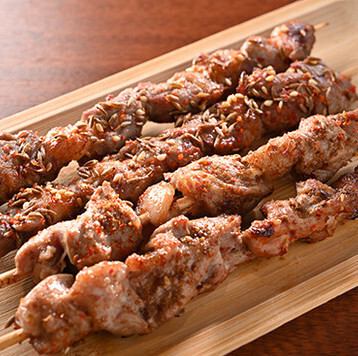 注目度上々のガチ中華を楽しむ！「ラム串」は部位の食べ比べもできる♪