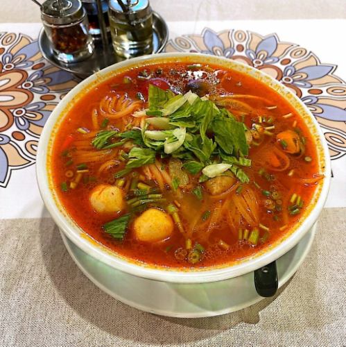 酸味と辛味がクセになる 本場仕込みのトムヤムクンヌードル