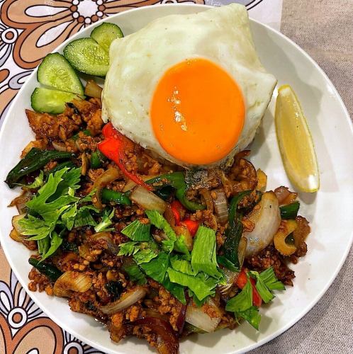 目玉焼き香るガパオ