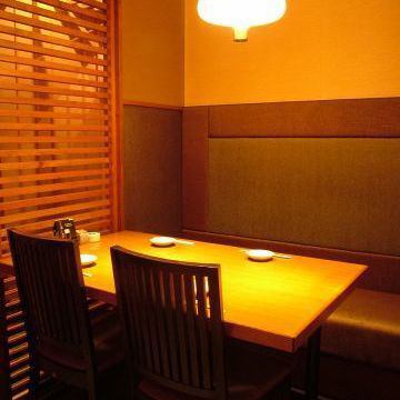 【テーブル席】仕切りがあるテーブル席は靴を脱がずに寛げます。隣席が気にならないので2～4人の少人数の集まりにご利用下さい。ご予約の際はお問い合わせ下さい。