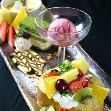 大人気のデザートの盛合せ