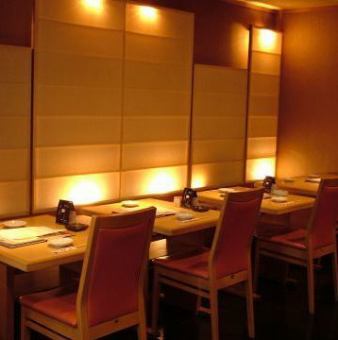 入り口側のテーブルで仕切りがありません2名様から16名様までお席用意できます