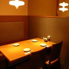 4名様から10名様までお席用意できます軽い仕切りがあります