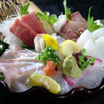 店主の目利きで毎日仕入れる旬の魚！お造り盛り合わせが大人気！
