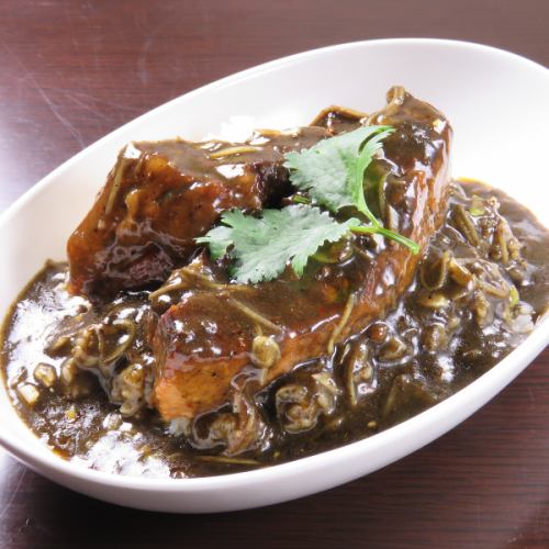 肉厚角煮がゴロり！Hanaya名物☆「上海角煮カレー」