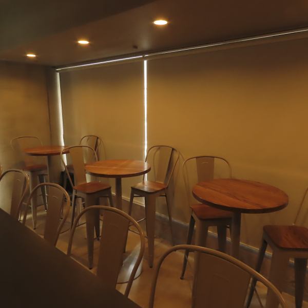 当店は、親密な会話を楽しむのに最適な空間です。落ち着いた照明や心地よい雰囲気が、特別なひとときを演出します。仲間と共にカクテルやお酒を味わいながら、リラックスした雰囲気で過ごせるのが魅力です。プライベート感があり、気軽に心の距離を縮めることができるため、特別な思い出を作るのにぴったりの場所です。