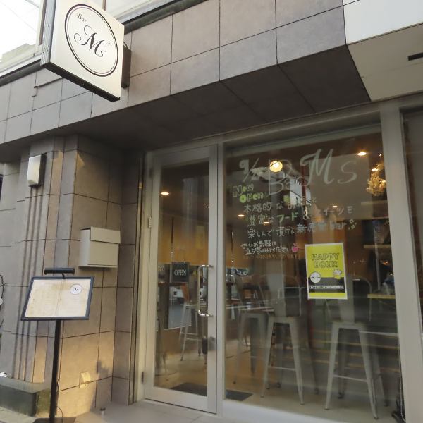 麻雀観戦も楽しめる当店の魅力は、リラックスした雰囲気と共に、麻雀ファン同士の交流が生まれる点です。臨場感あふれる試合を観ながら、友人や仲間と共に盛り上がることができ、戦略やプレイを語り合う楽しさも加わります。お酒と共に、マニアックな話題で盛り上がれる特別な空間は、麻雀好きにはたまらない魅力です。