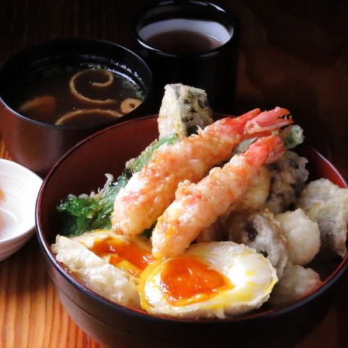 【天ぷら祭り丼】数種類の人気な天ぷらが丼に♪