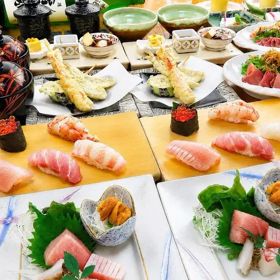 [じごろ]の和の集大成は鮨・串天ぷら居酒屋。カウンターで鮨を嗜む大人の贅沢空間。