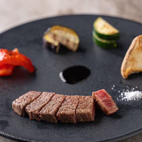 ●推荐●【近江牛套餐】近江牛烤肉、菲力牛排、蒜香饭等8道菜品【含税16,500日元】