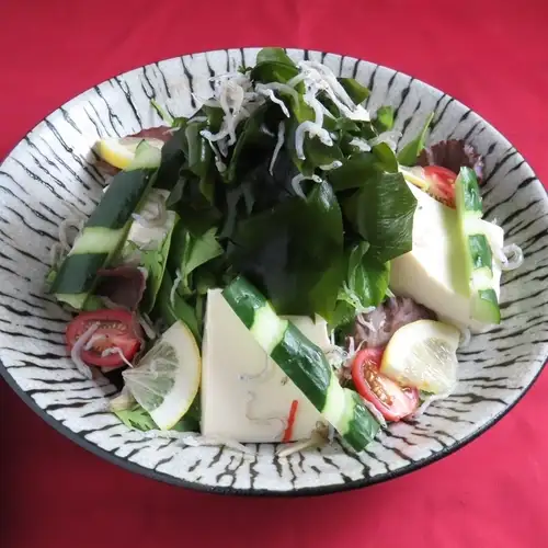 【旨い！】カリカリじゃこと手摘みわかめの豆腐サラダ