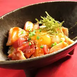 【とりあえずコレ】海鮮ユッケ/【酒が進む】海鮮なめろう