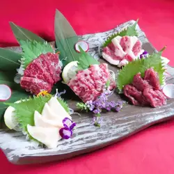 【名物！】極み馬刺しの食べ比べ盛り(3～4人前) 