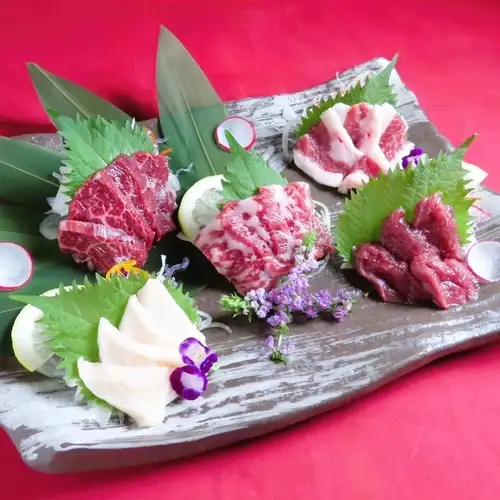 【名物！】極み馬刺しの食べ比べ盛り(3～4人前) 