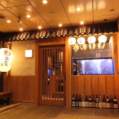 <p>落ち着いた和の風情が漂う店内は、ゆったりと食事を満喫したい日にぴったり。自慢の海鮮料理や極上の握り寿司を、1人1皿ずつ提供するコースもご用意しています。ゲストを招いての食事会や、大切なお祝いごとにも喜ばれる心地よい空間。英語メニューもあるので、海外からのお客様のおもてなしにも安心です！</p>