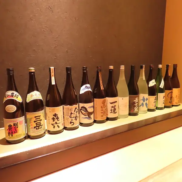 呑兵衛の心をくすぐる、昔ながらの温かみある個室酒場。こだわりの球磨焼酎や種類豊富な日本酒がズラリと揃い、お酒好きにはたまらないアットホームな雰囲気です。生ビールも選べる飲み放題と、職人技が光る絶品海鮮のペアリングは相性抜群。5000円(税込)からの贅沢コースで、時間を忘れてとことん酔いしれましょう。