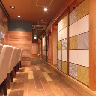 大将の見事な包丁捌きを間近で見られる臨場感たっぷりのカウンター席は、美味しいお寿司や海鮮が出来上がるライブ感をアテにお酒が進む特等席です。お一人様の晩酌や、友人とのゆったりとしたサシ飲みなどにご利用ください♪