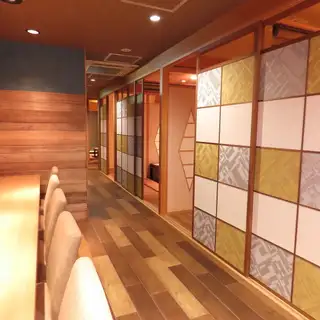 お席選びに迷ったら、お店の活気を肌で感じられるカウンター席が断然おすすめです！ここだけの特等席で、自慢の海鮮料理や握り寿司と、球磨焼酎の絶妙なペアリングをじっくり味わえます。お1人様でのご利用も大歓迎です◎