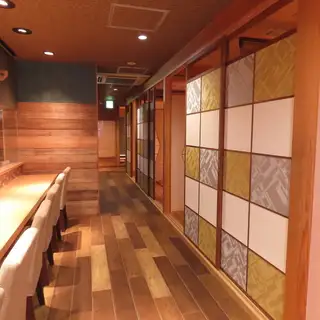 総席数35席の店内は、20名様以上の会社宴会にも対応OK！活気あふれる大衆割烹ならではの懐の深さがあり、仲間とワイワイ楽しめる使い勝手の良さが魅力です。美味しい海鮮とお酒で、笑顔あふれる楽しい夜をお過ごしください！