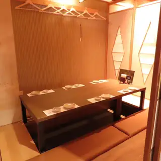 大衆酒場の気軽さがありながらも、大切なお食事会でゆったりくつろげる使い勝手の座席が自慢です◎1人1皿でご提供する贅沢なコースや職人が握るお寿司を味わいながら、美酒に酔いしれるひととき♪大人たちの宴会にぴったりの特等席です。